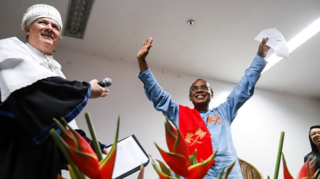 Professor Zezito Araújo recebe Doutor Honoris Causa durante a Bienal » Alagoas Notícia Boa