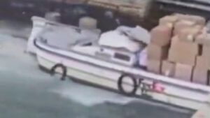 Mulher rouba barco em Veneza e acaba batendo em ponte histórica