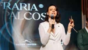Bruna Grah, cofundadora da Confraria dos Palcos, durante apresentação no palco do ecossistema de formação de palestrantes