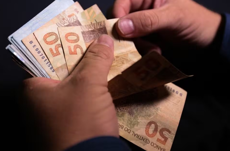 Governo confirma que salário mínimo será de R$ 1.621 em 2026