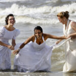 Noiva morre afogada durante sessão fotográfica por causa de vestido