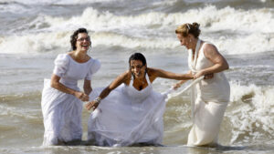 Noiva morre afogada durante sessão fotográfica por causa de vestido