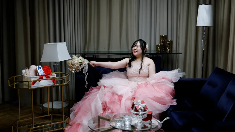 Japonesa casa com personagem que criou no ChatGPT: 