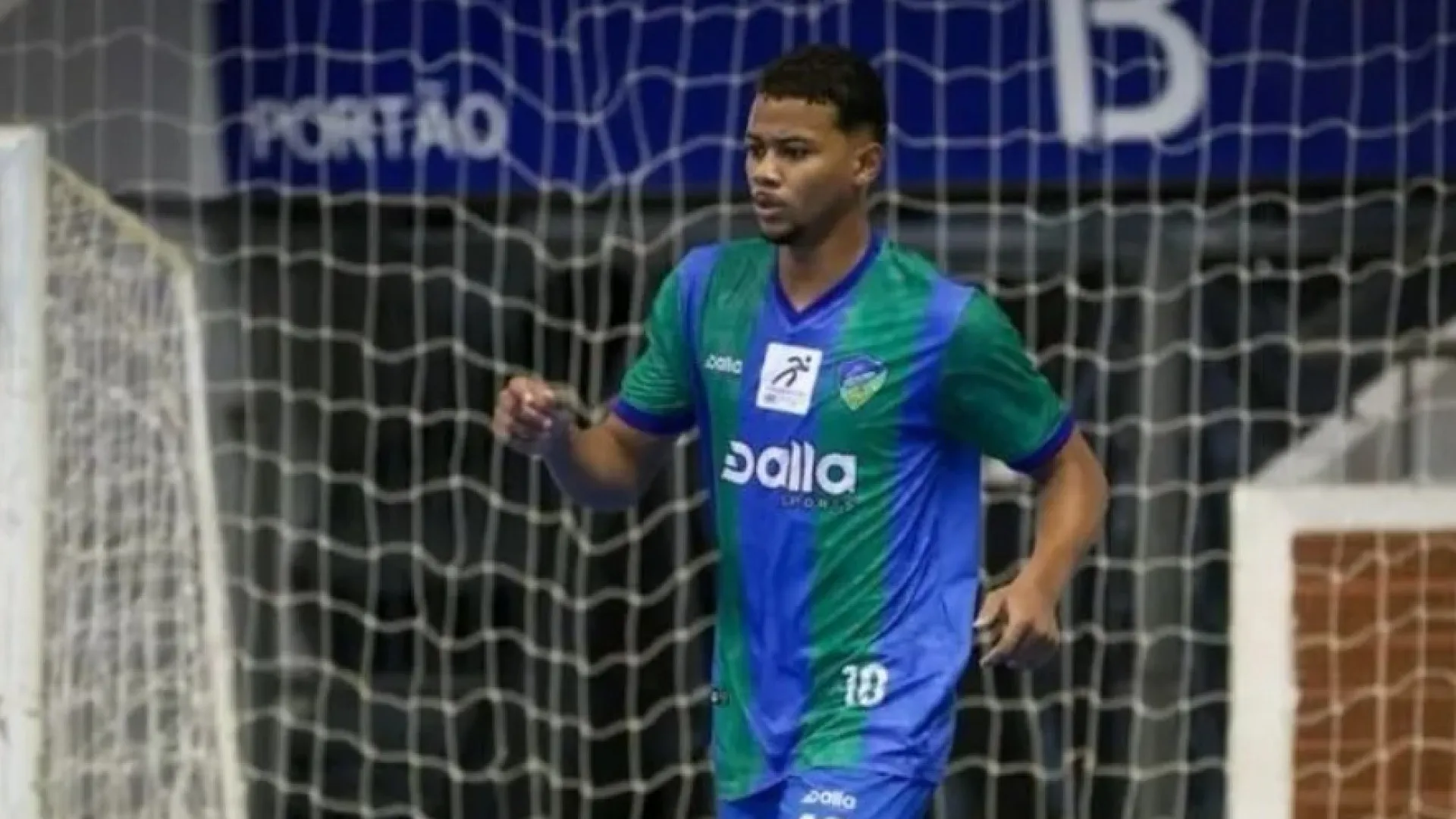 Jogador de 20 anos morre após cair do telhado de hotel no Recife