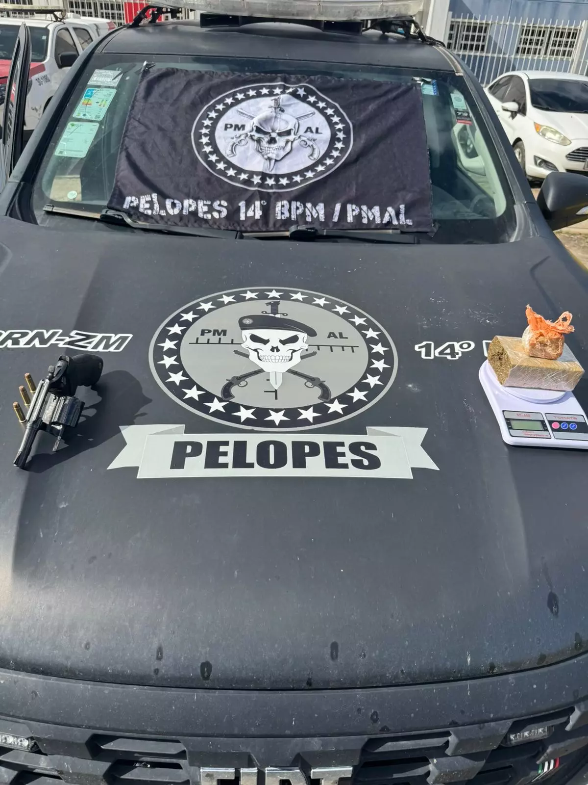 PM apreende duas armas de fogo e drogas em ações no litoral Norte