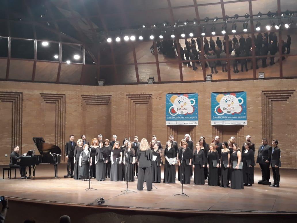 Coral executando música sacra natalina em igreja histórica, representando a tradição musical do Natal