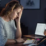 Afastamentos por burnout disparam e gastos com auxílios pressionam Previdência