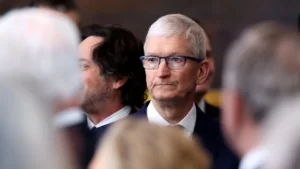 Apesar de lucros recorde, líder da Apple admite preocupação com 2026