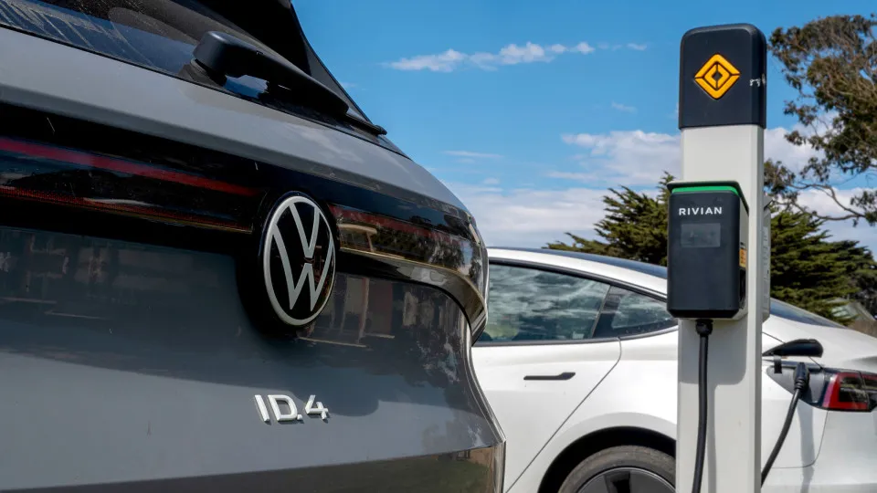 Criança britânica morre atropelada por carro elétrico: