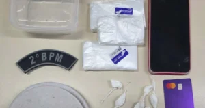 Homem é preso por tráfico após ser ameaçado por comparsa