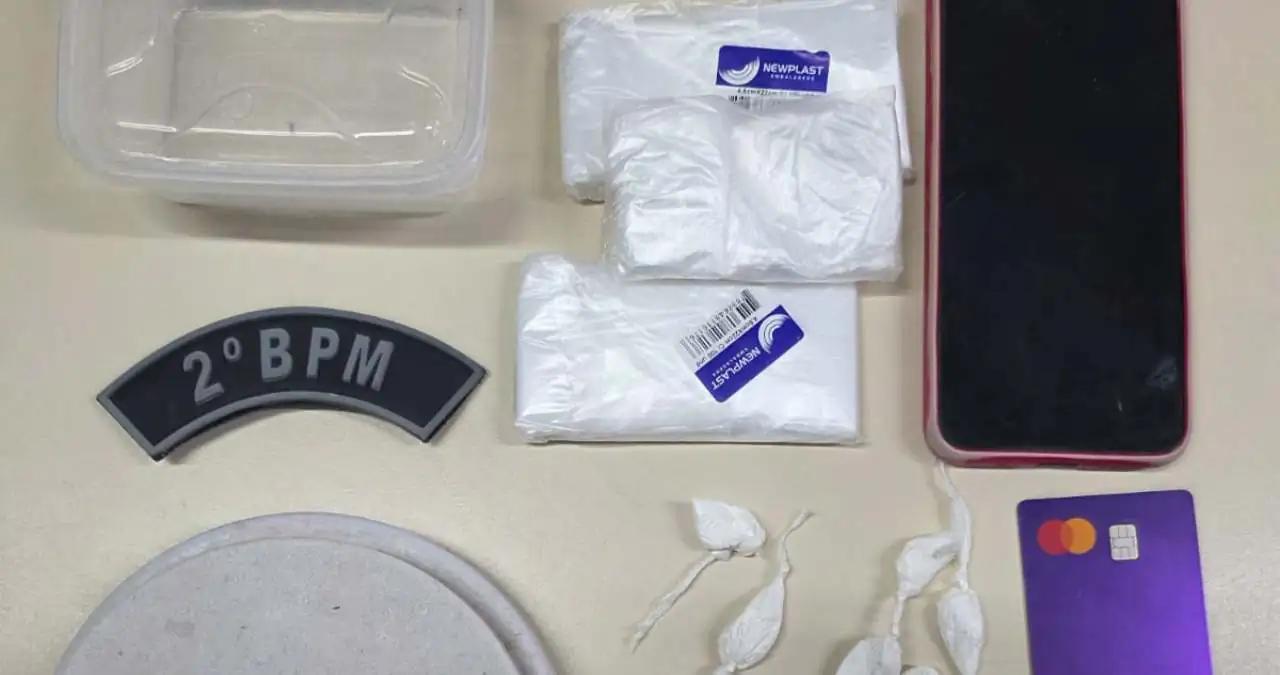 Homem é preso por tráfico após ser ameaçado por comparsa