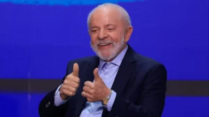 Lula chega a hospital para cirurgia de catarata em Brasília