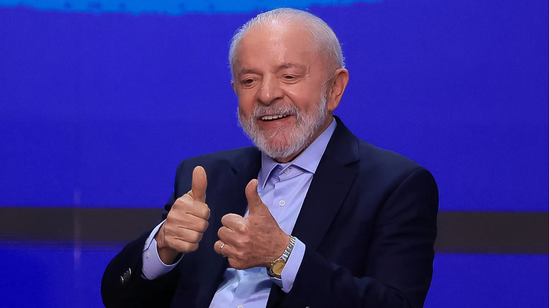 Lula chega a hospital para cirurgia de catarata em Brasília