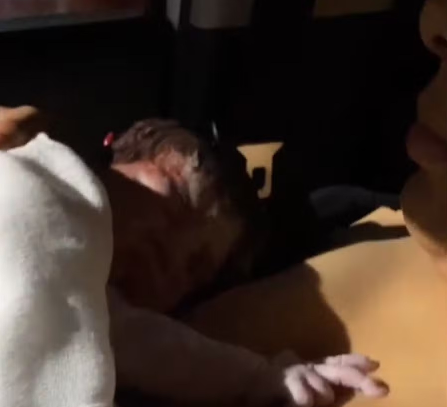 Mulher dá à luz dentro de carro enquanto seguia para maternidade na noite de Ano-Novo