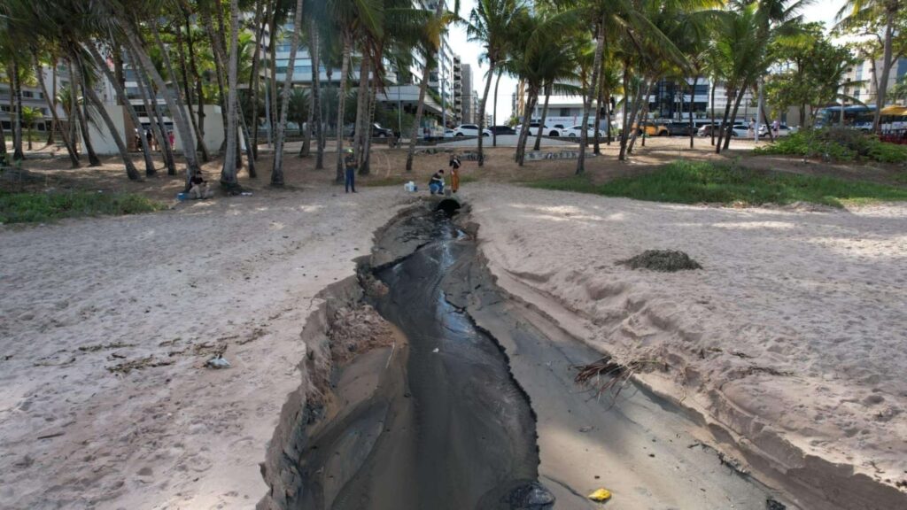 Operação flagra irregularidades no esgoto da BRK na Ponta Verde