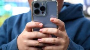 Por que a Austrália baniu redes sociais para menores de 16 anos