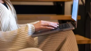 Quer saber como fazer a bateria do computador durar mais? Veja os truques