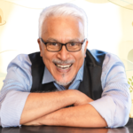 Roberto Shinyashiki em destaque, com fundo ilustrativo que representa diálogo, educação, liderança e convivência, simbolizando a construção de uma cultura de paz no ambiente escolar.