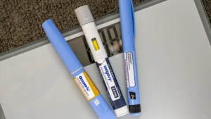 Uso de canetas emagrecedoras por idosos requer cuidados, diz geriatra