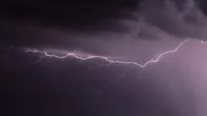 Jovem conta o que sentiu ao ser atingida por raio