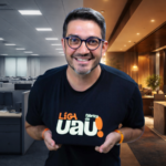 Marcelo Braga em destaque ao centro, com fundo dividido entre escritório corporativo repetitivo e ambiente sofisticado iluminado, simbolizando a transição do “OK” para o “UAU” nas marcas.