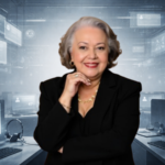 Mulher madura em destaque diante de um ambiente tecnológico impessoal, simbolizando o contraste entre presença humana e desumanização digital no atendimento.