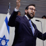 Rav Sany Sonnenreich realiza bênção na Assembleia Legislativa de São Paulo durante solenidade em defesa de Israel e dos direitos humanos.