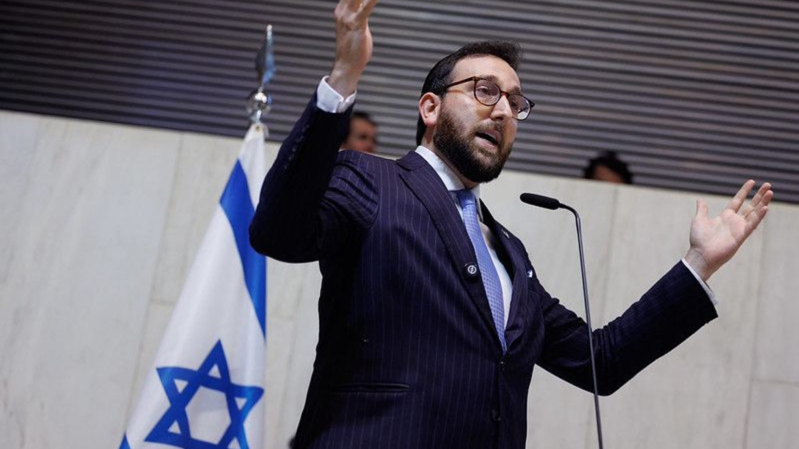 Rav Sany Sonnenreich realiza bênção na Assembleia Legislativa de São Paulo durante solenidade em defesa de Israel e dos direitos humanos.