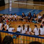 Jovens atletas participam do Camp Mentalidade Campeã ao lado de Fabiana Claudino e Sheilla Castro em experiência de formação esportiva e humana.