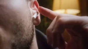 Com que frequência limpar seus fones sem fio? Veja o ideal