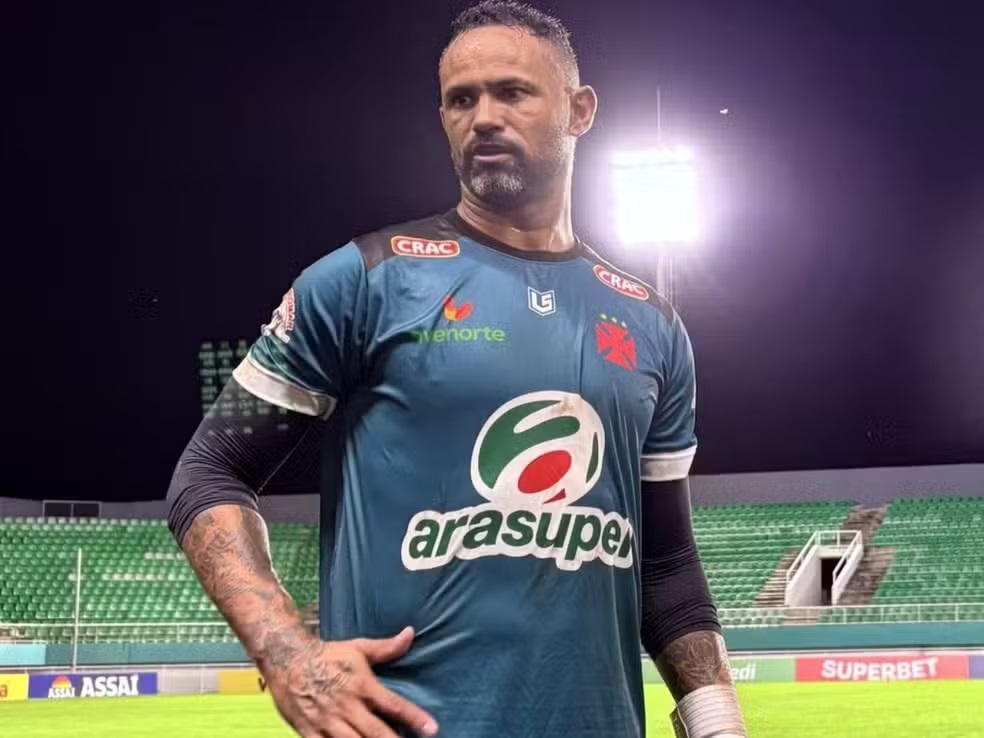 Disque Denúncia emite cartaz de foragido do goleiro Bruno e pede informações