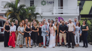 Participantes da Confraria dos Palcos reunidos em frente ao local do evento durante a primeira edição da Experiência de Palco de 2026, liderada por Fernando Freitas.
