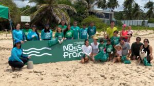 Mutirão coleta resíduos e recompõe vegetação em praia de Maceió » Alagoas Notícia Boa