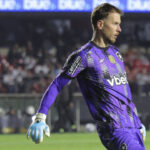 Após falhas, Botafogo vê goleiro Neto como negociável e aguarda propostas