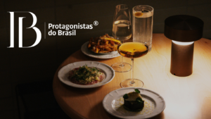 Mesa posta com pratos gourmet e drinks em ambiente intimista representando o jantar exclusivo do evento Protagonistas do Brasil.