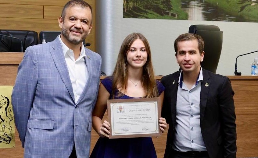 É nesse cenário que surge A Ordem Esquecida, livro assinado por Max Katsuragawa Neumann em coautoria com sua filha, Maria Clara de Souza Katsuragawa Neumann, de 17 anos.