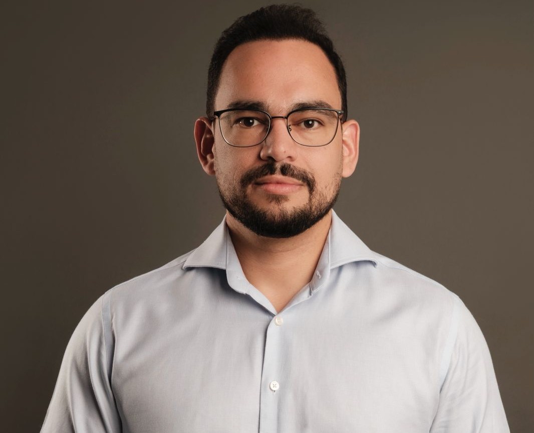 A decisão da Suprema Corte dos Estados Unidos, em 20 de fevereiro de 2026, de derrubar por 6 votos a 3 as sobretaxas impostas pela administração Trump via Lei de Poderes Econômicos de Emergência (IEEPA), está redesenhando a competitividade das exportações brasileiras e oferecendo um alívio, tenso e parcial,