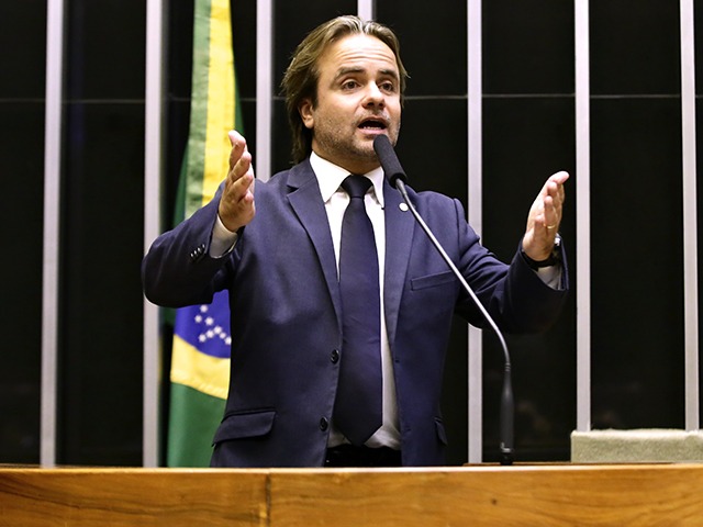 Na visão do deputado federal Eros Biondini (PL-MG), que tem atuado em pautas relacionadas à democratização e facilitação de crédito, incluindo o apoio a projetos de lei construídos com setores de fomento mercantil, apesar do aumento da inadimplência, o mercado de trabalho mineiro apresenta resultados positivos, o que pode impulsionar o acesso a recursos financeiros. 