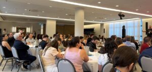 O empresário e especialista em comunicação comercial Ricardo Cattani foi um dos palestrantes convidados do DiaDev, evento promovido pela empresa de tecnologia DevMaster e voltado à inovação, gestão empresarial e desenvolvimento de negócios. Durante o encontro, que reuniu empresários, gestores e profissionais de diferentes setores, Cattani compartilhou estratégias práticas sobre vendas, posicionamento e construção de autoridade no mercado.