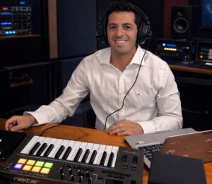 Disciplina, constância e vivências fora da arte moldam a trajetória de Marcos, que transforma técnica em liberdade criativa e constrói na música um caminho de evolução contínua.