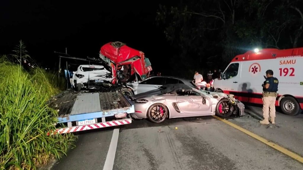 Acidente na BR-101 deixa um morto e carros de luxo destruídos