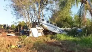 Avião com mais de R$ 15 milhões cai no Paraguai e é saqueado por moradores