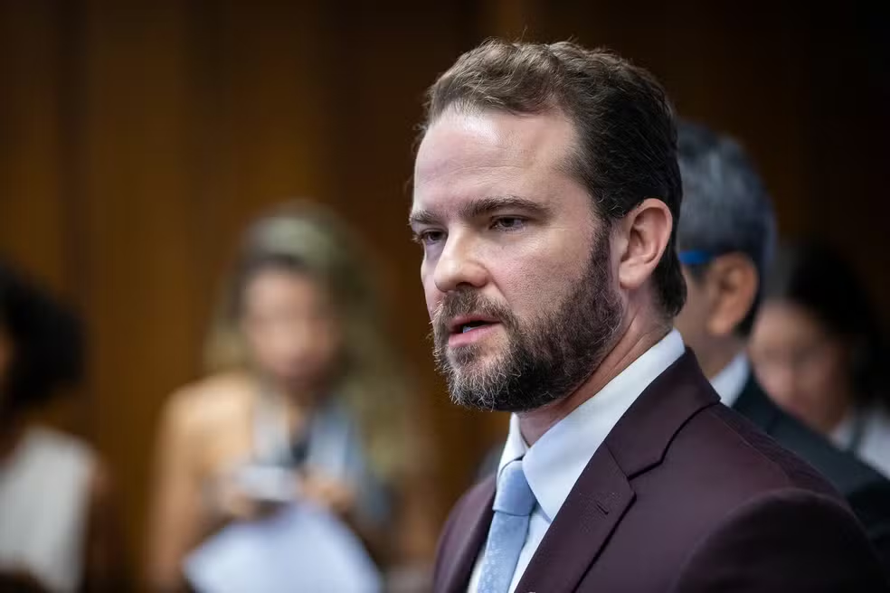 Governo vai liberar uso de FGTS em programa para brasileiros endividados, diz Durigan