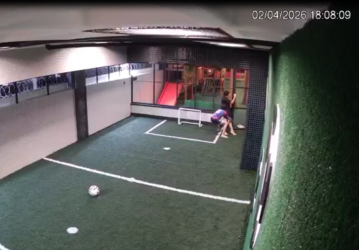 Jovem salva amigo de choque elétrico em portão na Jatiúca