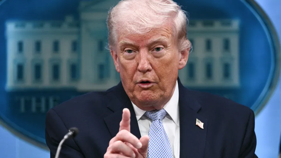 Trump diz que vai bloquear estreito de Hormuz e acusa Irã de 