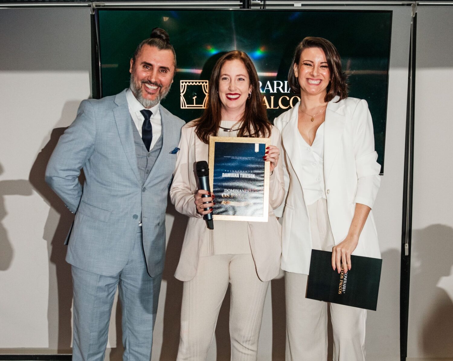 Damiana Thiesen durante participação na Confraria dos Palcos ao lado de Fernando Freitas e Bruna Grah após apresentação sobre posicionamento e autoridade no digital.