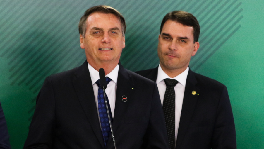 Filme sobre Bolsonaro ameaça candidatura de Flávio, diz Financial Times