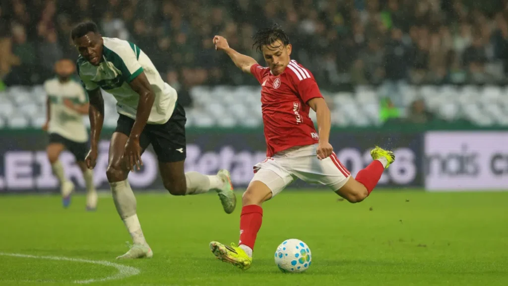 Internacional marca no fim do jogo e busca empate
