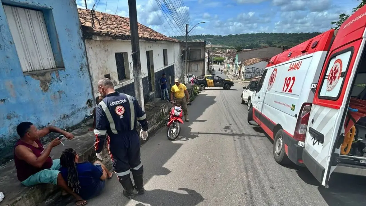 Motociclista fica ferido após colisão frontal com carro