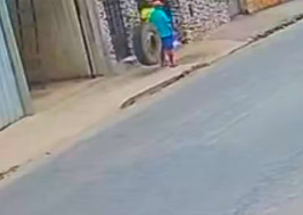 Roda se solta de caminhão e atinge em cheio idoso na calçada